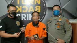 SB warga Desa Karang Kiring, Dukun Gresik terduga pencuri spesialis truk parkir, saat diamankan Unit Reskrim Polsek Duduk Sampean.