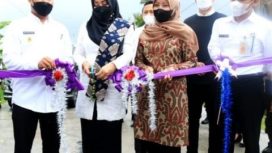 Bupati Mojokerto, Ikfina Fahmawati, saat meresmikan jembatan yang berada di Kecamatan Kemlagi, Rabu (19/01).