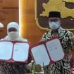 Gubernur Jatim, Khofifah Indar Parawansa dan Gubernur Jabar, Ridwan Kamil usai penandatanganan Memorandum of Understanding (MoU) di Gedung Negara Grahadi Surabaya, Kamis (20/1/2022).