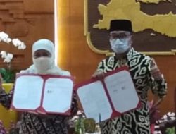 Gubernur Jatim, Khofifah Indar Parawansa dan Gubernur Jabar, Ridwan Kamil usai penandatanganan Memorandum of Understanding (MoU) di Gedung Negara Grahadi Surabaya, Kamis (20/1/2022).