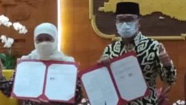 Gubernur Jatim, Khofifah Indar Parawansa dan Gubernur Jabar, Ridwan Kamil usai penandatanganan Memorandum of Understanding (MoU) di Gedung Negara Grahadi Surabaya, Kamis (20/1/2022).