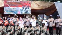 Kapolres Situbondo AKBP Dr. Andi Sinjaya bersama Forkopimda Situbondo dan Tim Pusdik Brimob Lemdiklat Polri gelar Baksos vaksinasi di Kawasan Wisata Bahari Pasir Putih Situbondo.(20/1/2022).