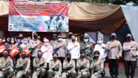 Kapolres Situbondo AKBP Dr. Andi Sinjaya  bersama Forkopimda Situbondo dan Tim Pusdik Brimob Lemdiklat Polri gelar Baksos  vaksinasi di Kawasan Wisata Bahari Pasir Putih Situbondo.(20/1/2022).