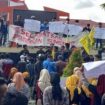 Ratusan mahasiswa yang bergabung dalam PMII Komisariat STKIP PGRI Sumenep, saat berunjuk rasa di depan kantor Bupati Sumenep. Kamis (20/01/2022).