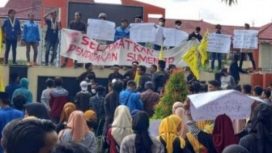 Ratusan mahasiswa yang bergabung dalam PMII Komisariat STKIP PGRI Sumenep, saat berunjuk rasa di depan kantor Bupati Sumenep. Kamis (20/01/2022).