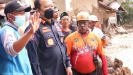 Bupati Jember Hendy Siswanto bersama Ketua DPRD Jember Itqon Syauqi, saat meninjau lokasi terdampak banjir di Kecamatan Bangsalsari.