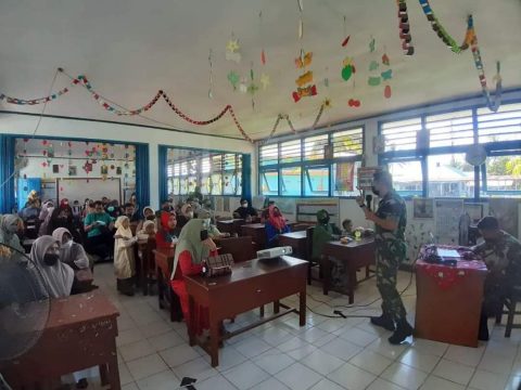 Orang Tua Murid SD Angkasa Lanud Sutan Sjahrir Ikuti Sosialisasi Vaksinasi Anak Usia 6 -11 Tahun