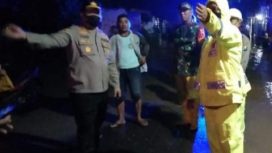 Kapolres Kediri Kota AKBP Wahyudi, S.I.K., M.H, saat melakukan pemantauan banjir dampak hujan selama 6 jam di wilayah Banyakan dan Grogol, Jumat (21/1/2022).