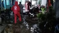 Tim Water, Sanitation and Hygiene (WASH) PMI  Jember kembali  turun membersihkan sejumlah rumah korban banjir di Desa Badean Kecamatan Bangsalsari.
