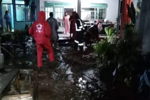 Tim Wash PMI Jember Bersihkan Rumah Korban Banjir Jember