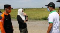 Bupati Bojonegoro, Anna Mu'awanah, saat meninjau jebolnya tanggul Kali Ingas di Desa Kedungprimpen, Kecamatan Kanor. Minggu (23/1/2022)