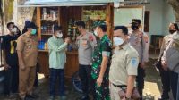 Kapolres Nganjuk, AKBP Boy Jeckson, saat memberi bantuan usaha kepada Ngatiran, mantan ODGJ (Orang dengan Gangguan Jiwa), di Desa Candirejo Loceret, Senin (24/1/2022).