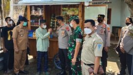 Kapolres Nganjuk, AKBP Boy Jeckson, saat memberi bantuan usaha kepada Ngatiran, mantan ODGJ (Orang dengan Gangguan Jiwa), di Desa Candirejo Loceret, Senin (24/1/2022).