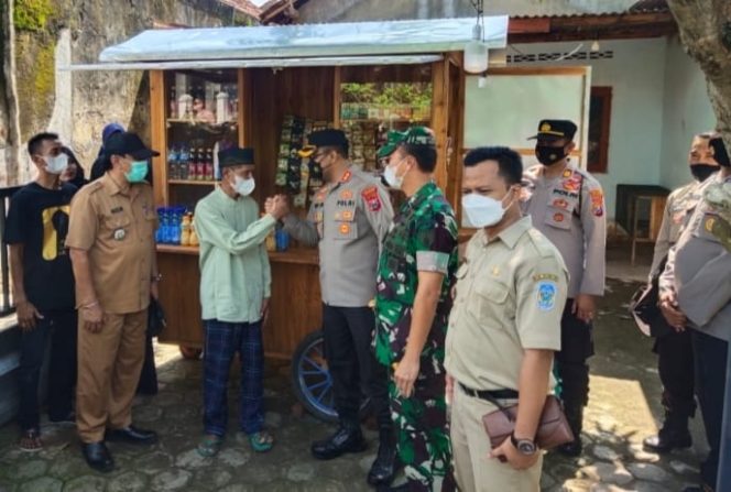 
					Kapolres Nganjuk, AKBP Boy Jeckson, saat memberi bantuan usaha kepada Ngatiran, mantan ODGJ (Orang dengan Gangguan Jiwa), di Desa Candirejo Loceret, Senin (24/1/2022).