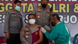 Kapolresta Sidoarjo Kombes Pol.Kusumo Wahyu Bintoro, saat meninjau vaksinasi Booster bagi anggota jajarannya dan masyarakat.Rabu (26/1/2022).