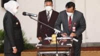 Gubernur Jawa Timur, Khofifah Indar Parawansa, saat melantik Komisioner KPID Provinsi Jatim Periode 2021-2024 di Gedung Negara Grahadi Surabaya, Selasa (25/1/2022).