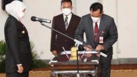 Gubernur Jawa Timur, Khofifah Indar Parawansa, saat  melantik Komisioner KPID Provinsi Jatim Periode 2021-2024 di Gedung Negara Grahadi Surabaya, Selasa (25/1/2022).