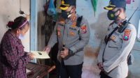Kapolresta Sidoarjo Kombes Pol Kusumo Wahyu Bintoro, saat memberikan bantuan pada Yati Susiwati warga Karanggayam, Sidoarjo untuk biaya sekolah anaknya.Rabu (26/1/22).