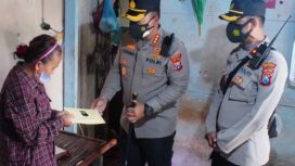 Kapolresta Sidoarjo Kombes Pol Kusumo Wahyu Bintoro, saat memberikan bantuan pada Yati Susiwati warga Karanggayam, Sidoarjo  untuk biaya sekolah anaknya.Rabu (26/1/22).