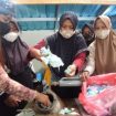 Anggota Bank Sampah Telok Lema’ Desa Bangsring, Kecamatan Wongsorejo sedang melakukan pemrosesan limbah masker menjadi BBM.