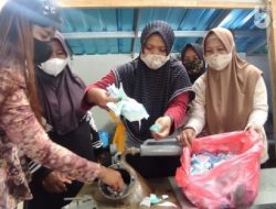 Anggota Bank Sampah Telok Lema’ Desa Bangsring, Kecamatan Wongsorejo sedang melakukan pemrosesan limbah masker menjadi BBM.