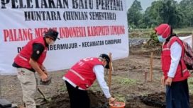 PMI kabupaten Lumajang, saat  peletakan batu pertama  pembangunan hunian sementara bagi korban Erupsi Gunung. Kamis (27/1/2022)