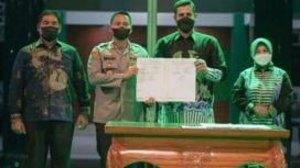 Wakapolda Jatim Brigjen Pol.Slamet Hadi Supraptoyo bersama Wagub Emil ,saat menghadiri serah terima aset Polsubsektor Kanigaran, Probolinggo.Rabu (26/1/2022)