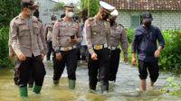 Kasat lantas Polres Lamongan AKP Aristianto Budi Sutrisno, saat menyambangi desa yang terisolir akibat banjir dan memberikan bantuan sembako.