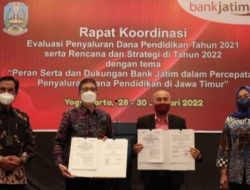 PT Bank Pembangunan Daerah Jawa Timur Tbk, saat melakukan penandatanganan Perjanjian Kerjasama dengan Diknas Provinsi Jawa Timur di Hotel Melia Purosani Yogyakarta, Jumat (28/1/2022)