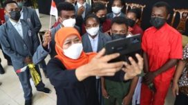Gubernur Jatim Khofifah, saat berkunjung dan mengadakan silaturrahim langsung dengan  kepala sekolah, para guru dan perwakilan siswa SMAN Pakusari Jember , Sabtu (29/1/2022).