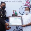 Kapolresta Sidoarjo Kombes Pol Kusumo Wahyu Bintoro, saat menerima penghargaan dari Dirut Radar