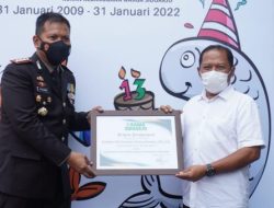 Kapolresta Sidoarjo Kombes Pol Kusumo Wahyu Bintoro, saat menerima penghargaan dari Dirut Radar
