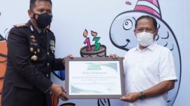 Kapolresta Sidoarjo Kombes Pol Kusumo Wahyu Bintoro, saat menerima penghargaan dari Dirut Radar