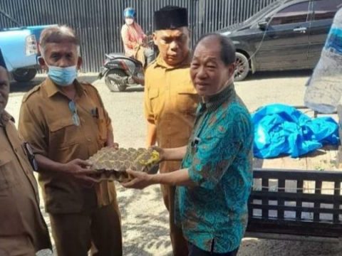 Dinsos Banda Aceh Serahkan Bantuan Kepada Korban Kebakaran di Peunayong