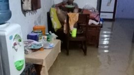 Air Masuk Ke Rumah  yang ditempati oleh kedua warga Lansia
 H.Nana dan Hj.Siti Romlah di dusun Kerajan satu.