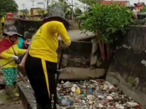 Cegah Banjir, Pasukan Kuning PUPR Pekanbaru Rutin Bersihkan Drainase