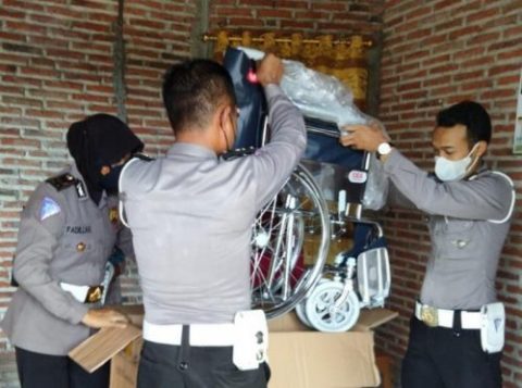 Polres Jombang Berikan Bantuan Kursi Roda untuk Korban Kecelakaan