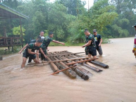 Satgas Pamtas Yonif Mekanis 643/Wns Buat Rakit Kayu untuk Evakuasi Warga Akibat Banjir