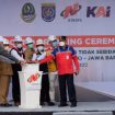 Wali Kota Depok, Mohammad Idris bersama Wakil Wali Kota Depok, Imam Budi Hartono mendampingi Gubernur Jawa Barat Ridwan Kamil pada kegiatan Ground Breaking Ceremony Pembangunan Simpang Tidak Sebidang di Jalan Dewi Sartika Depok, Senin (14/02/22). (Foto: Diskominfo).