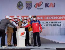 Wali Kota Depok, Mohammad Idris bersama Wakil Wali Kota Depok, Imam Budi Hartono mendampingi Gubernur Jawa Barat Ridwan Kamil pada kegiatan Ground Breaking Ceremony Pembangunan Simpang Tidak Sebidang di Jalan Dewi Sartika Depok, Senin (14/02/22). (Foto: Diskominfo).
