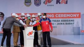 Wali Kota Depok, Mohammad Idris bersama Wakil Wali Kota Depok, Imam Budi Hartono mendampingi Gubernur Jawa Barat Ridwan Kamil pada kegiatan Ground Breaking Ceremony Pembangunan Simpang Tidak Sebidang di Jalan Dewi Sartika Depok, Senin (14/02/22). (Foto: Diskominfo).