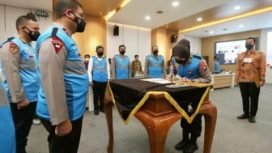 Wakapolda Jatim, Brigjen Pol Slamet Hadi Supraptoyo memimpin penandatanganan pakta integritas dan pengambilan sumpah seleksi penerimaan SIPSS tahun ajaran 2022, di gedung Rupatama Mapolda Jatim, Senin (31/1/2022).
