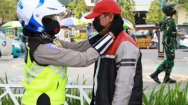 Kegiatan bertajuk Pamor Keris’ (Patroli Motor Penegakan Kesehatan di Masyarakat) di jalur segi tiga emas kawasan kota Jember yang dilakukan oleh Polwan Jember, Senin (31/1/2022).