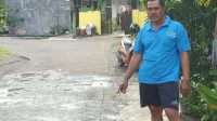 Saibun, Warga RW 02 Desa Kragan saat menunjukkan hasil pekerjaan yang diduga gagal kontruksi