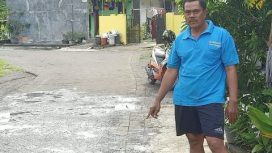 Saibun, Warga RW 02 Desa Kragan saat menunjukkan hasil pekerjaan yang diduga gagal kontruksi