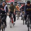 Bupati Bojonegoro, Anna Mu'awanah, gowes bersama Forkopimda 
melihat pembangunan jalan beton di Bojonegoro.Selasa (1/2/2022).