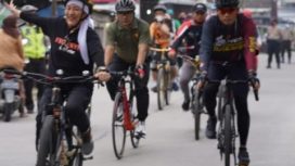 Bupati Bojonegoro, Anna Mu'awanah, gowes bersama Forkopimda 
melihat pembangunan jalan beton di Bojonegoro.Selasa (1/2/2022).