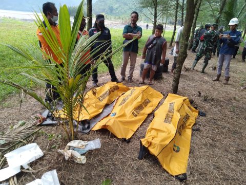 Tim Gabungan Berhasil Temukan dan Evakuasi Tiga Korban Tenggelam di Pantai Niama Tulungagung