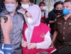 Rokhayani, tersangka dugaan korupsi PTSL Desa Suko Kecamatan Sukodono Rokhayani akhirnya ditahan oleh Penyidik Kejaksaan Negeri Sidoarjo.