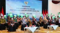 Gubernur Jatim Khofifah Indar Parawansa bersama OPD Jatim,saat menyaksikan penyerahan SK Hutan sosial secara Virtual oleh Presiden Joko Widodo di Gedung Negara Grahadi Surabaya, Kamis (3/2/2022).